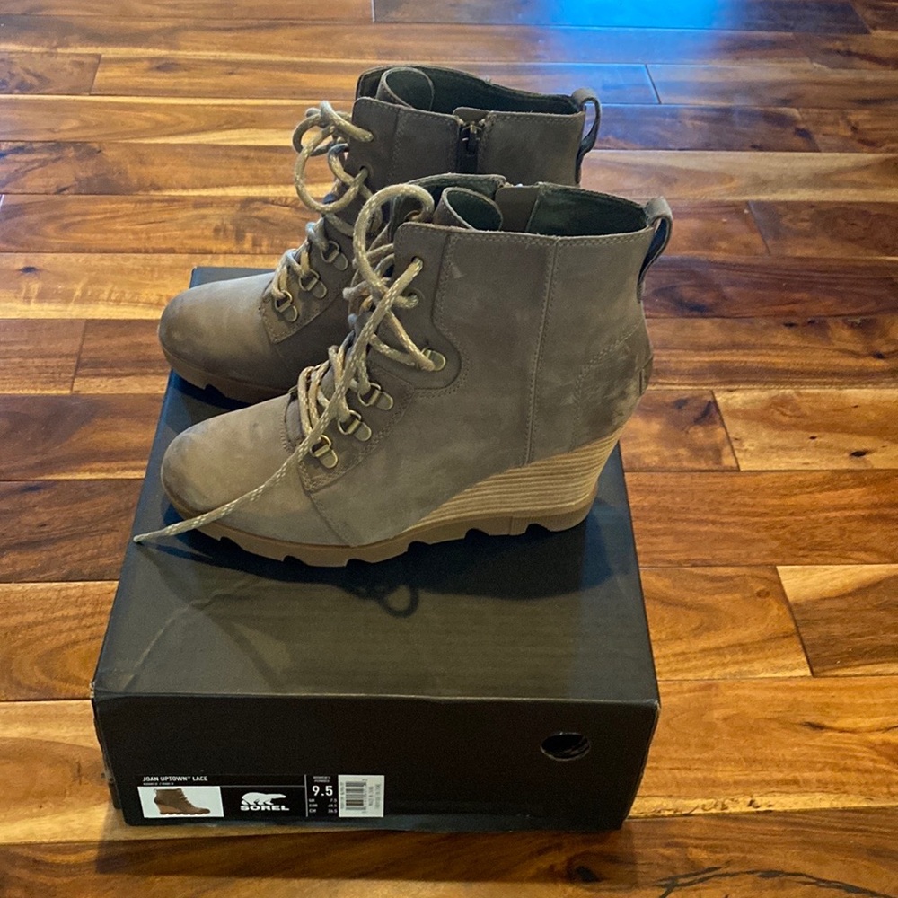 Sorel Joan Uptown Lace Khaki size 9.5 wedge boots worn once